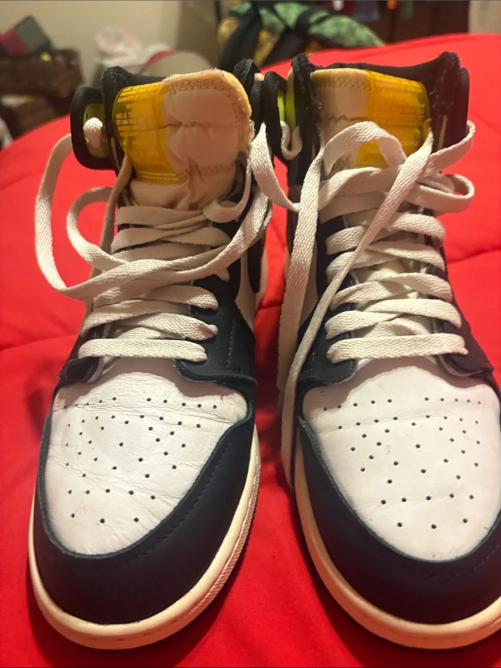 Jordan 1 white black volt university Gold size 7y